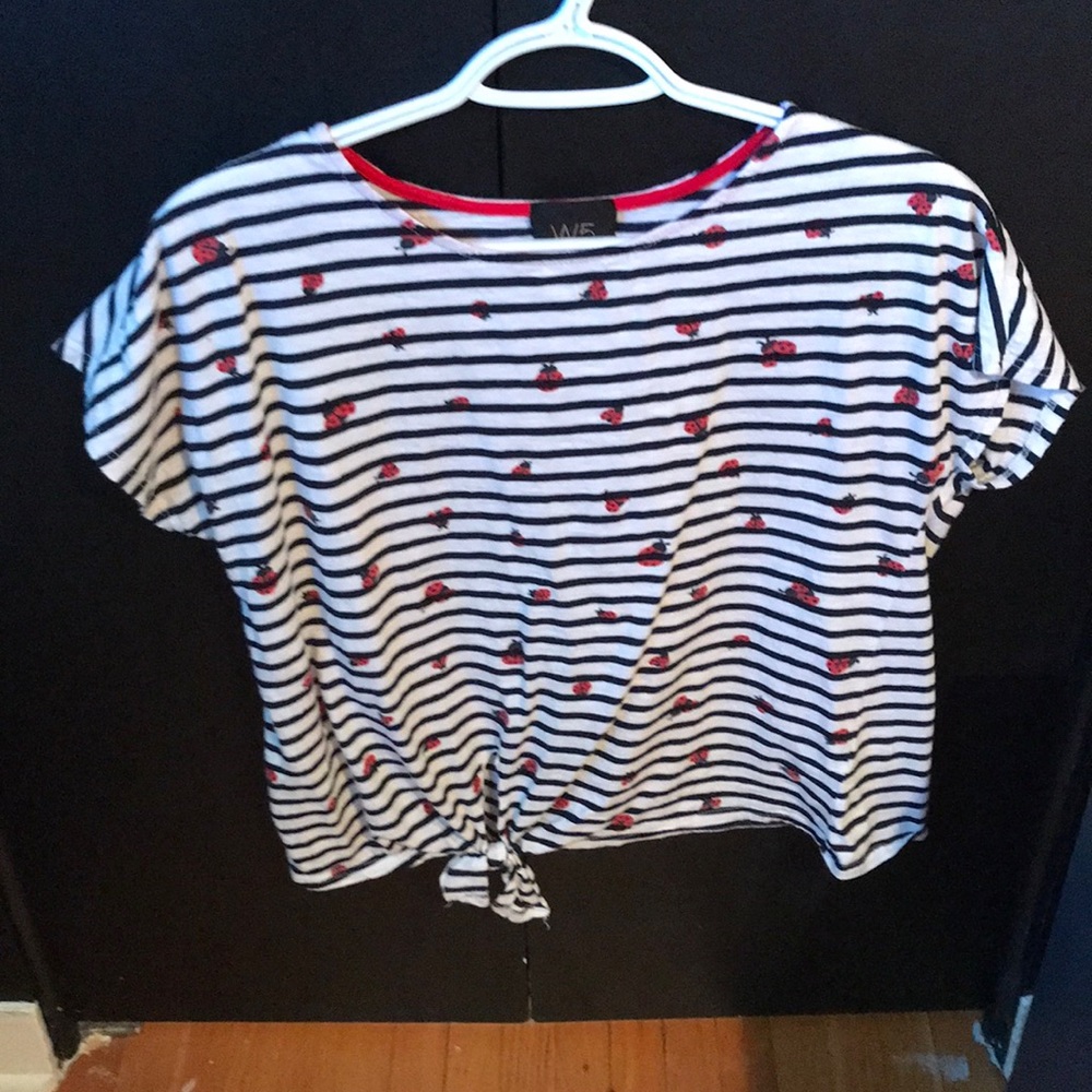 W5 Woman’s Short sleeve top. Size Medium.